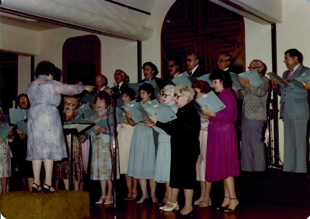 Charlotte Cohen conducting the choir